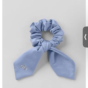 NWT ALO yoga scrunchie